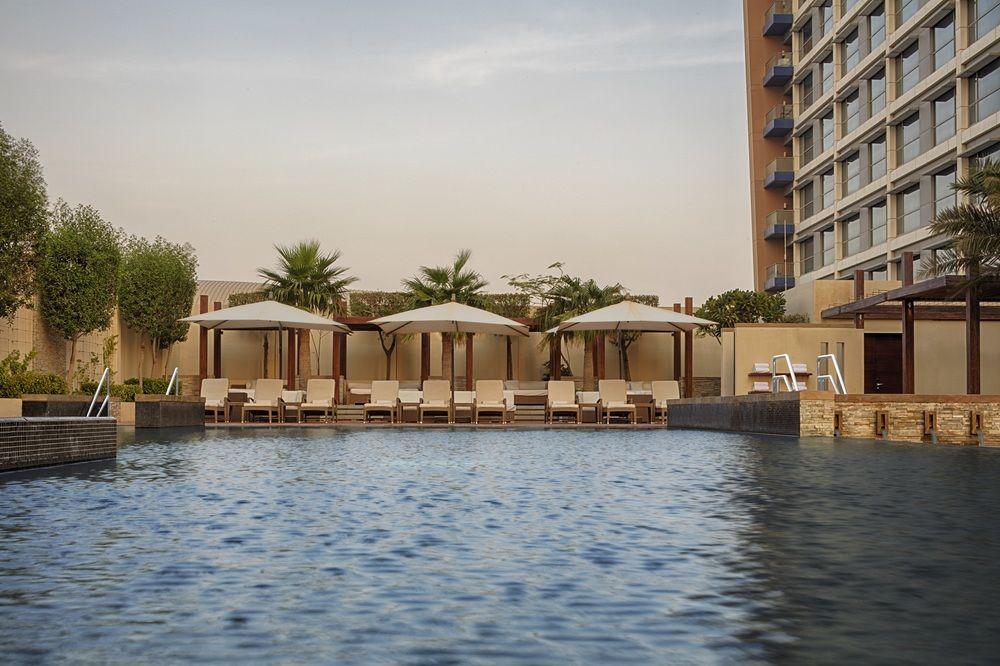 Le Meridien City Centre Bahrain Манама Екстер'єр фото The pool at the hotel