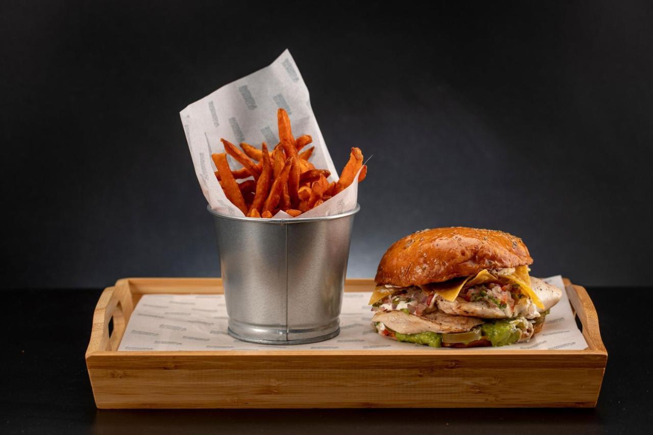 Le Meridien City Centre Bahrain Манама Екстер'єр фото A burger and fries