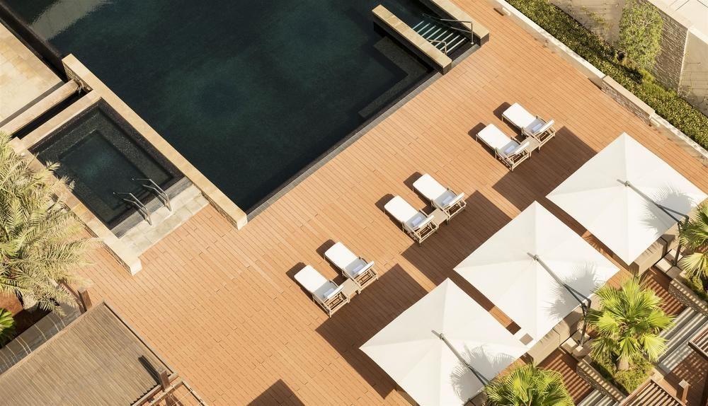 Le Meridien City Centre Bahrain Манама Екстер'єр фото The pool at the hotel