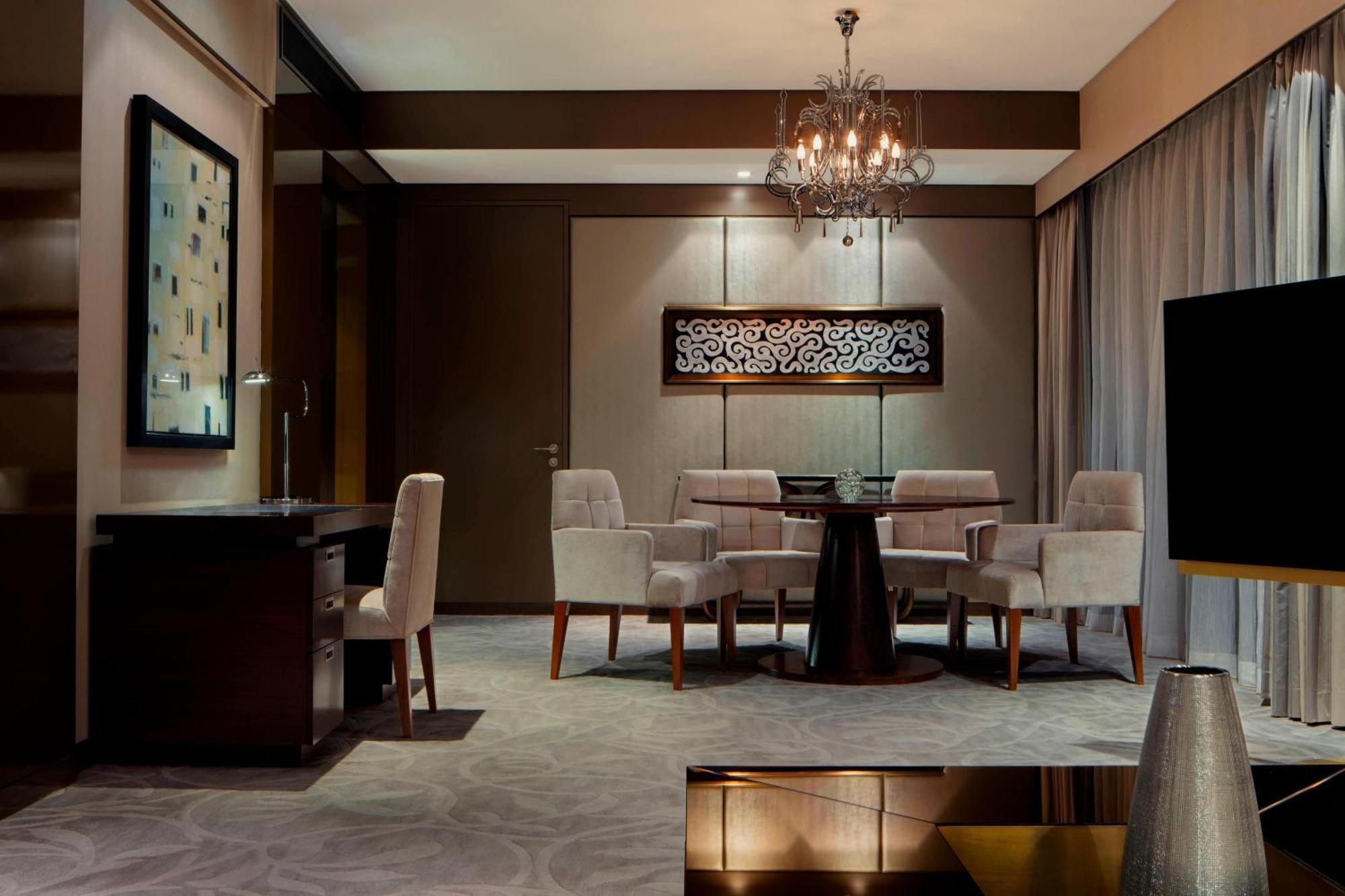 Le Meridien City Centre Bahrain Манама Екстер'єр фото A suite at the Ritz-Carlton, Singapore