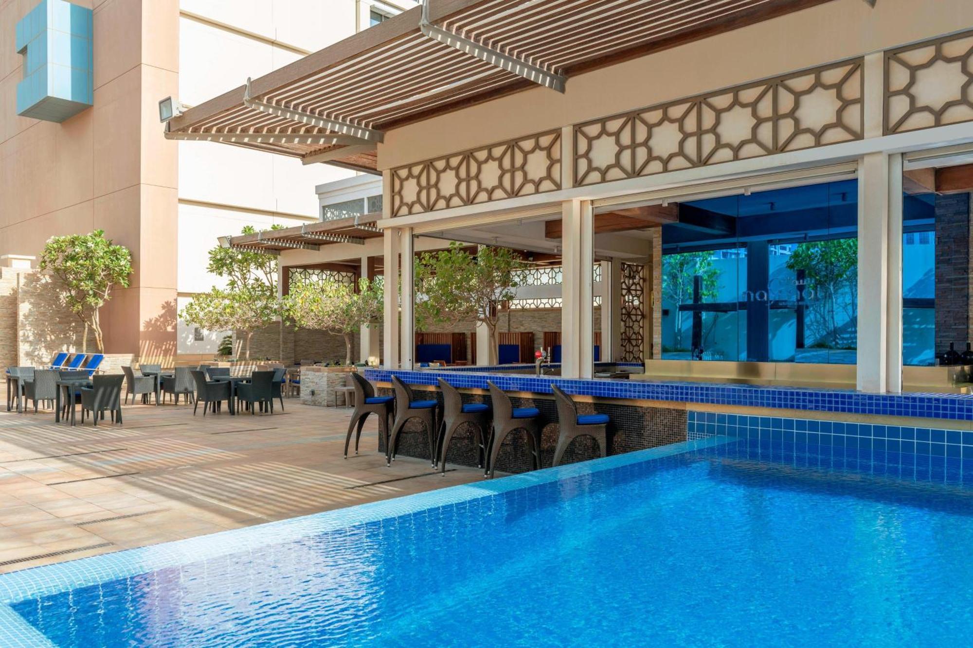Le Meridien City Centre Bahrain Манама Екстер'єр фото The pool at the hotel