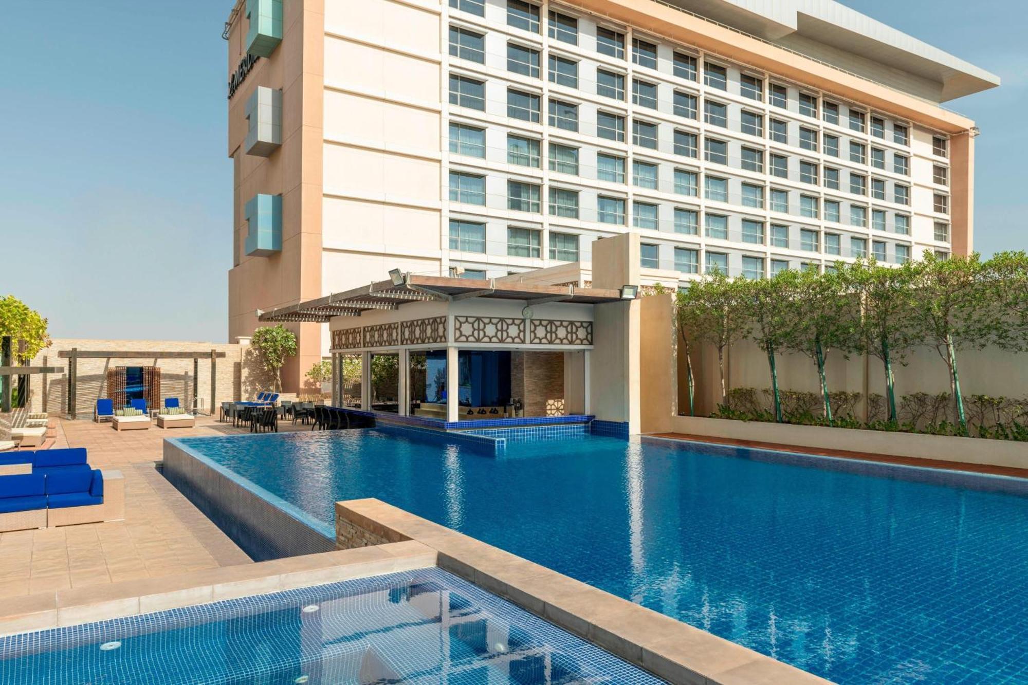 Le Meridien City Centre Bahrain Манама Екстер'єр фото The swimming pool at the hotel