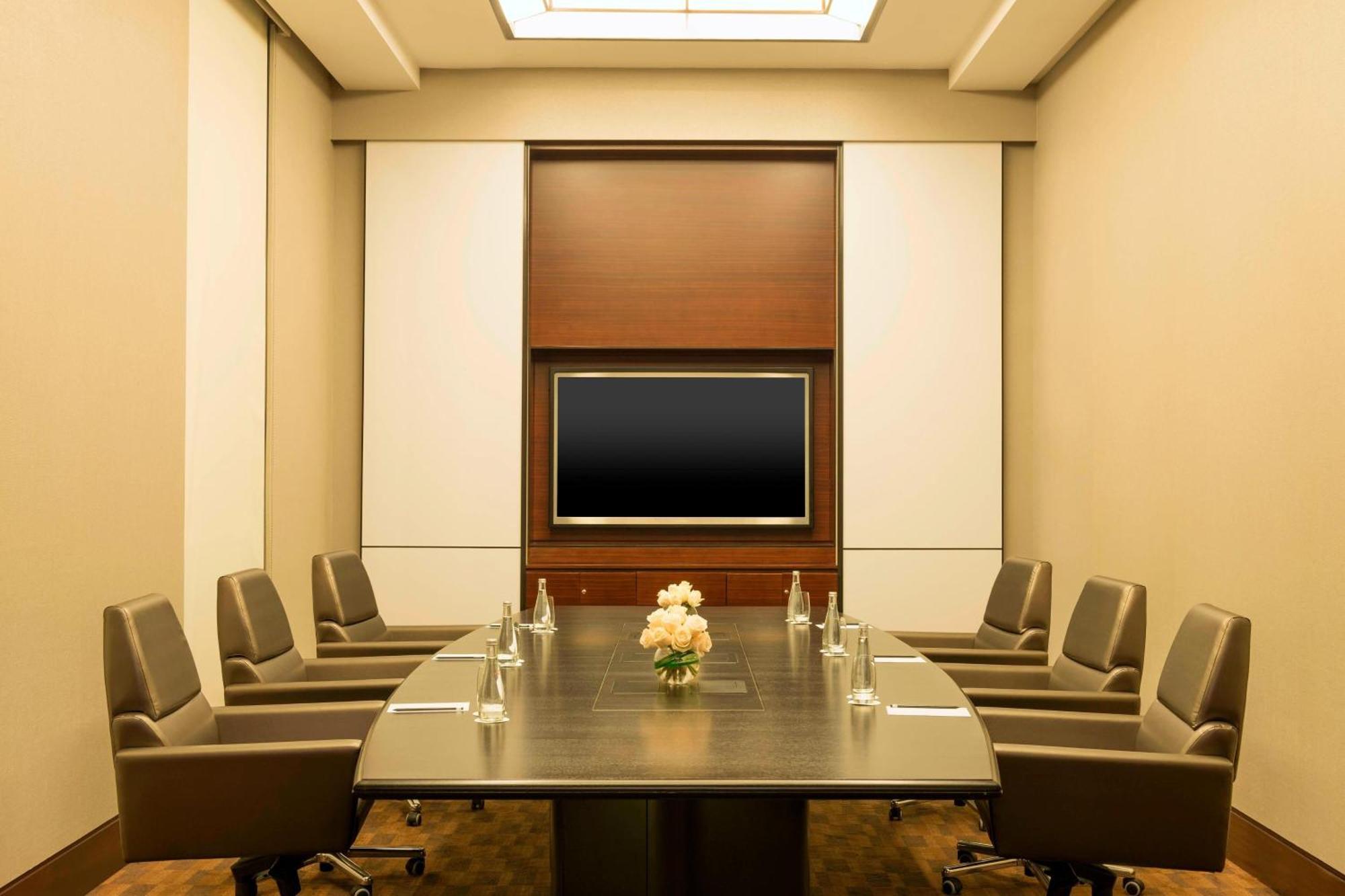 Le Meridien City Centre Bahrain Манама Екстер'єр фото A boardroom at the Four Seasons Hotel, New York City