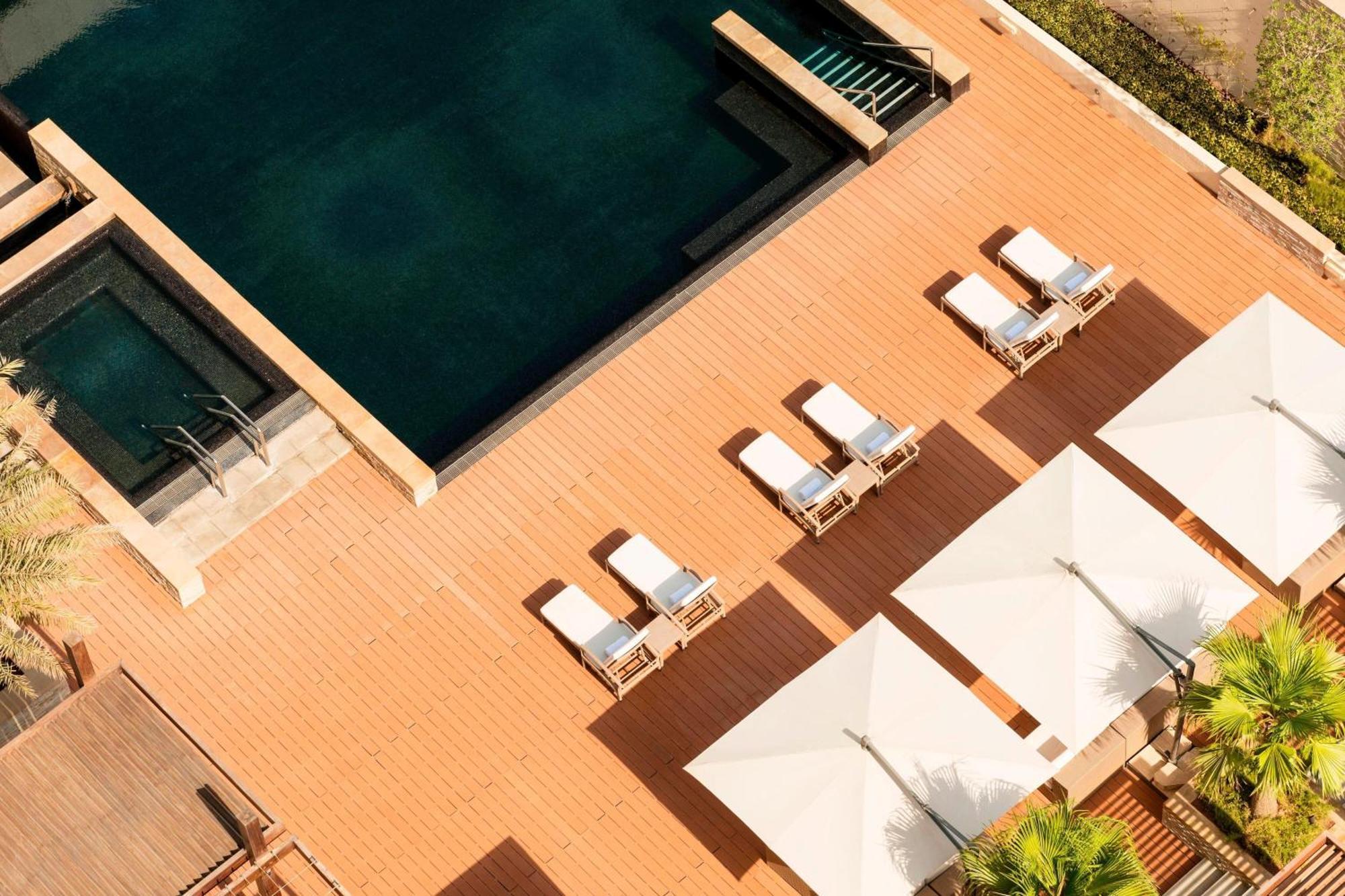 Le Meridien City Centre Bahrain Манама Екстер'єр фото The pool at the hotel
