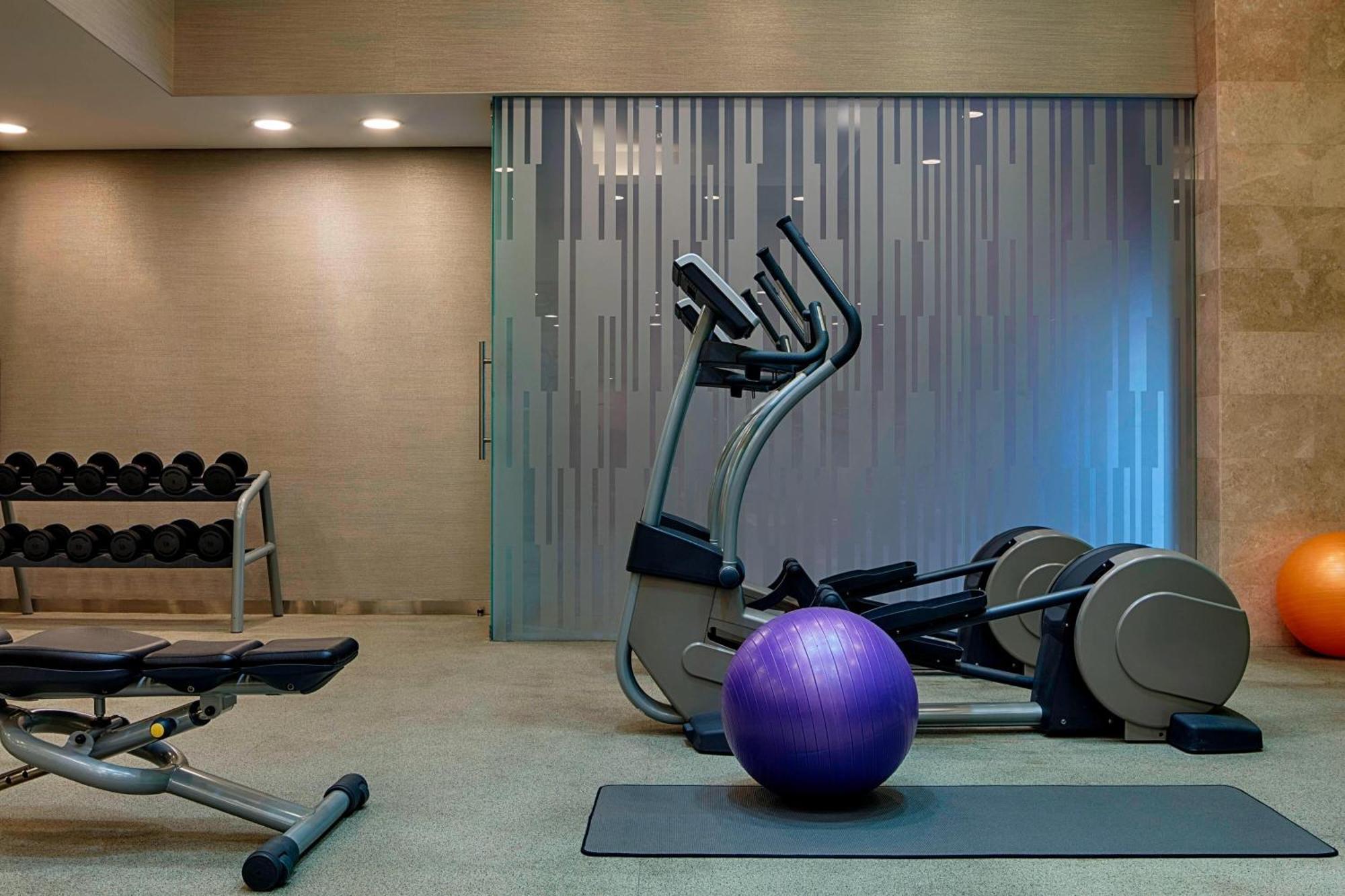 Le Meridien City Centre Bahrain Манама Екстер'єр фото A typical gym