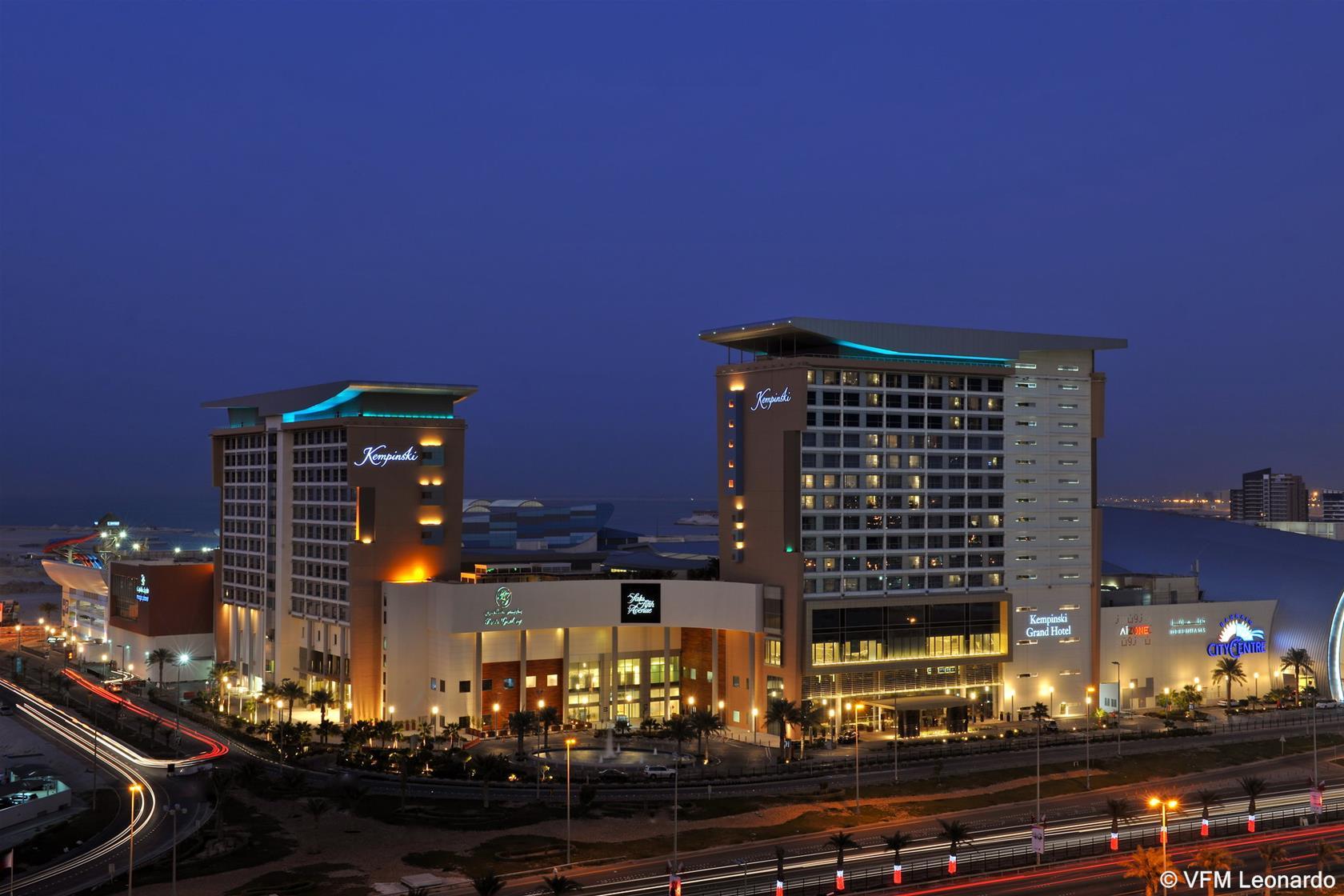 Le Meridien City Centre Bahrain Манама Екстер'єр фото The Sheraton San Diego Hotel and Marriott Hotel at night